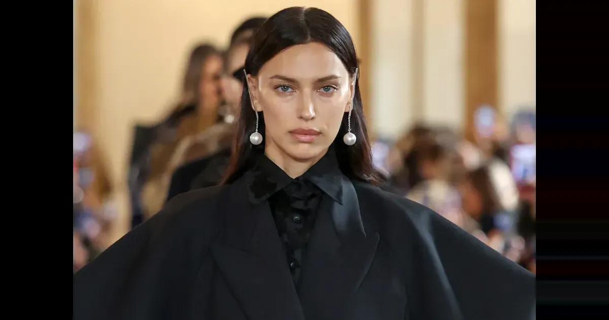 Ирина Шейк вышла на подиум на показе Uma Wang в Париже