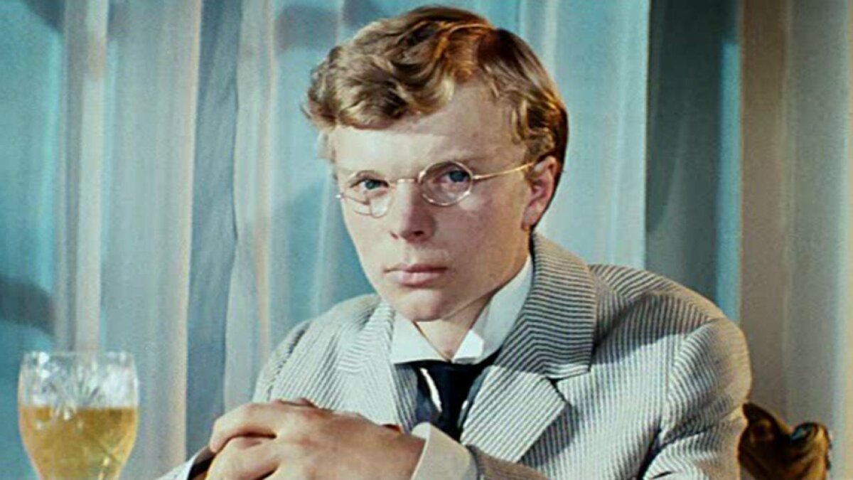 Неуловимому Валерке 69 лет! Как сложилась судьба интеллигента со стальным стержнем