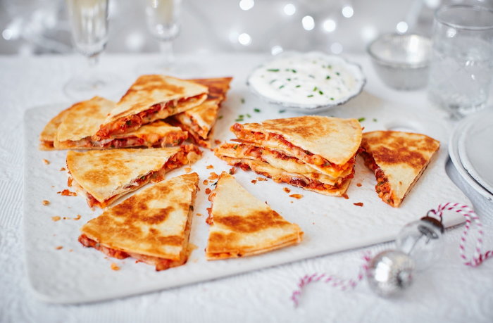 Классическая кесадилья. \ Фото: realfood.tesco.com.