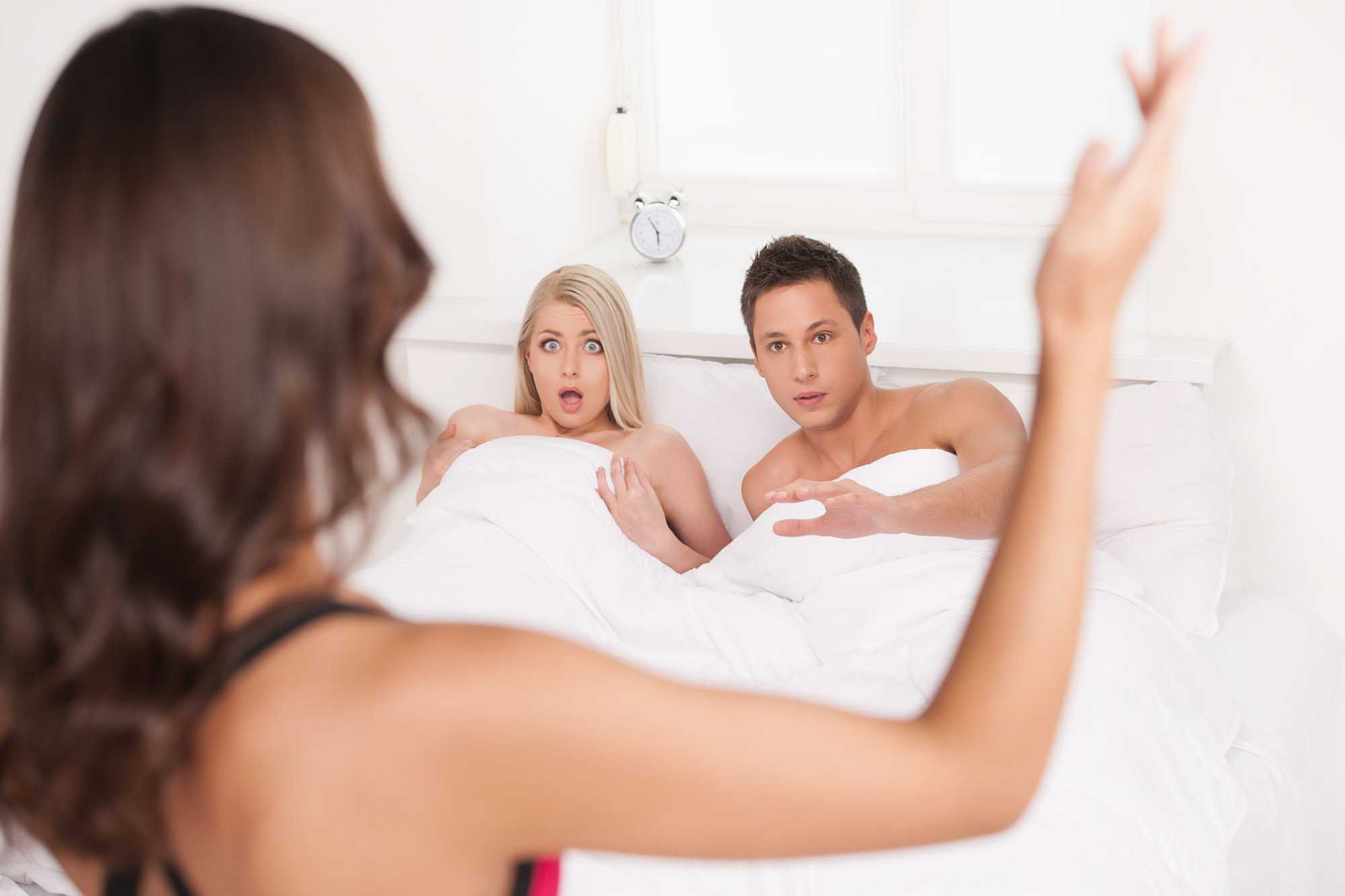 К чему снится муж с любовницей в кровати