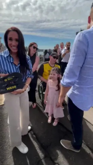 Меган Маркл опубликовала видео из поездки в Австралию, за которую их с принцем Гарри раскритиковали Меган, видео, МарклКадры, Гарри, также, Маркл, поездку, время, больницу, визита, детскую, попытке, Дианы, обвинили, детей, критикуют, тысяч, вызвали, выжившими, назвали