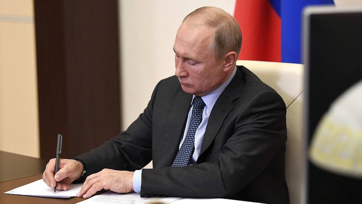 Президент РФ подписал закон о продлении заморозки накопительной части пенсий