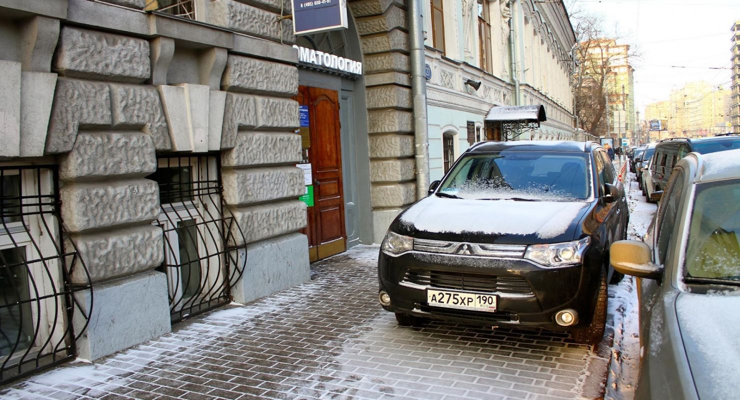 Saab припаркован на тротуаре