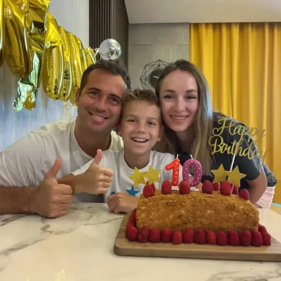 Александр Кержаков с женой и сыном