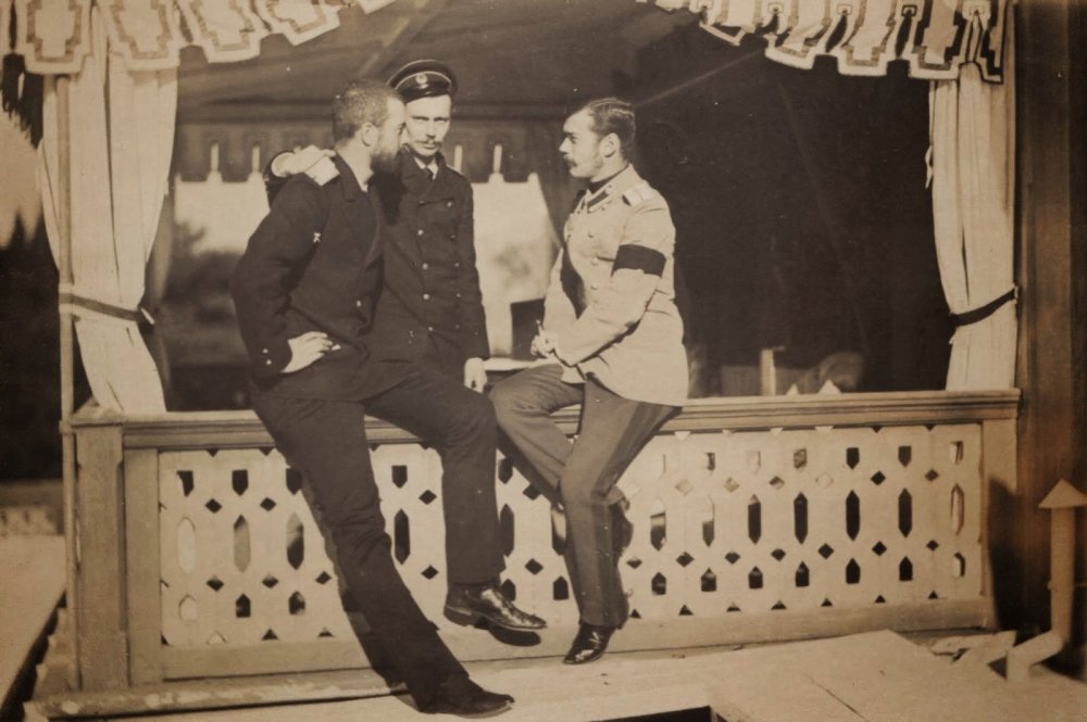 Три товарища (слева направо): великий князь Александр Михайлович (Сандро), великий князь Георгий Александрович и великий князь Николай Александрович (Ники). Ливадия. 1894 (?) год.