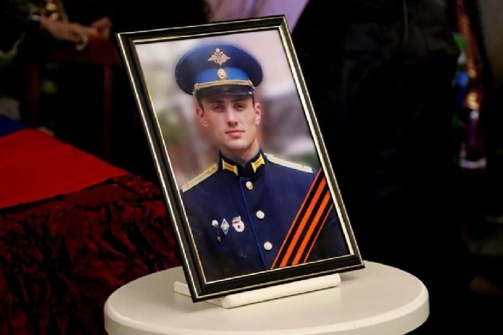 ПОДВИГ РАЗВЕДЧИКА: СТАРЛЕЙ СЕРАФИМОВ НАКРЫЛ СОБОЙ ГРАНАТУ В ОКРУЖЁННОМ ДОМЕ ПОДВИГ РАЗВЕДЧИКА: СТАРЛЕЙ СЕРАФИМОВ НАКРЫЛ СОБОЙ ГРАНАТУ В ОКРУЖЁННОМ ДОМЕ армия