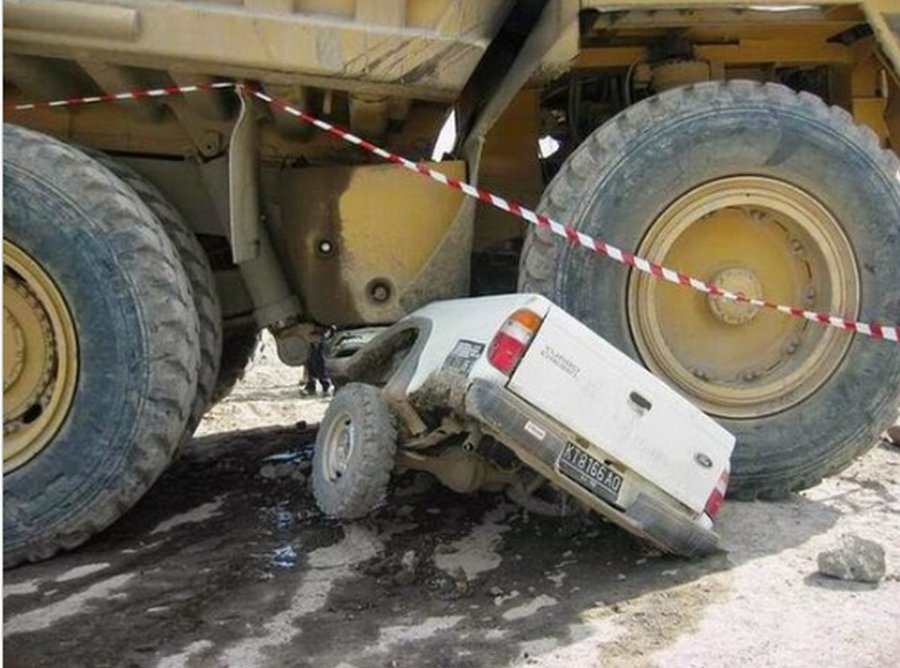 БелАЗы в главной роли: немного автоюмора от грузовиков БелАЗы в главной роли: немного автоюмора от грузовиков автомобили,происшествия,юмор