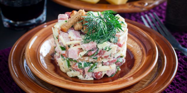 10 салатов с копчёной курицей, которые точно придутся по вкусу копчёной, нарежьте, Салат, ложки, небольшими, курицей, натрите, кусочками, курицу, тёрке, майонезом, Сверху, сыром, твёрдого, посыпьте, тарелку, посолите, выложите, смазывайте, крупной