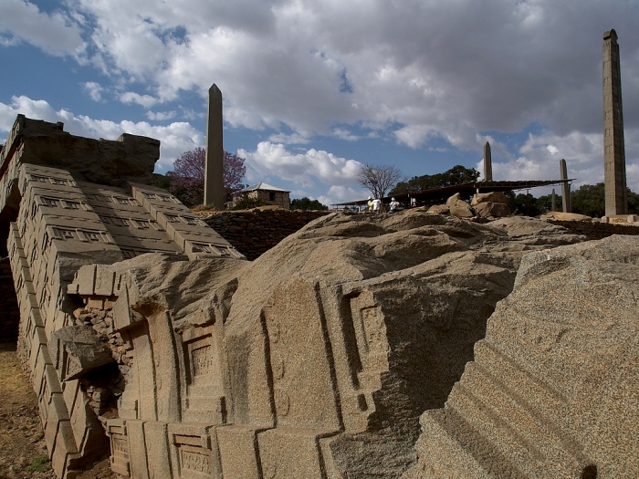 Трудно представить, что эти огромные осколки тысячи лет назад были монолитом. /Фото: pikabu.ru