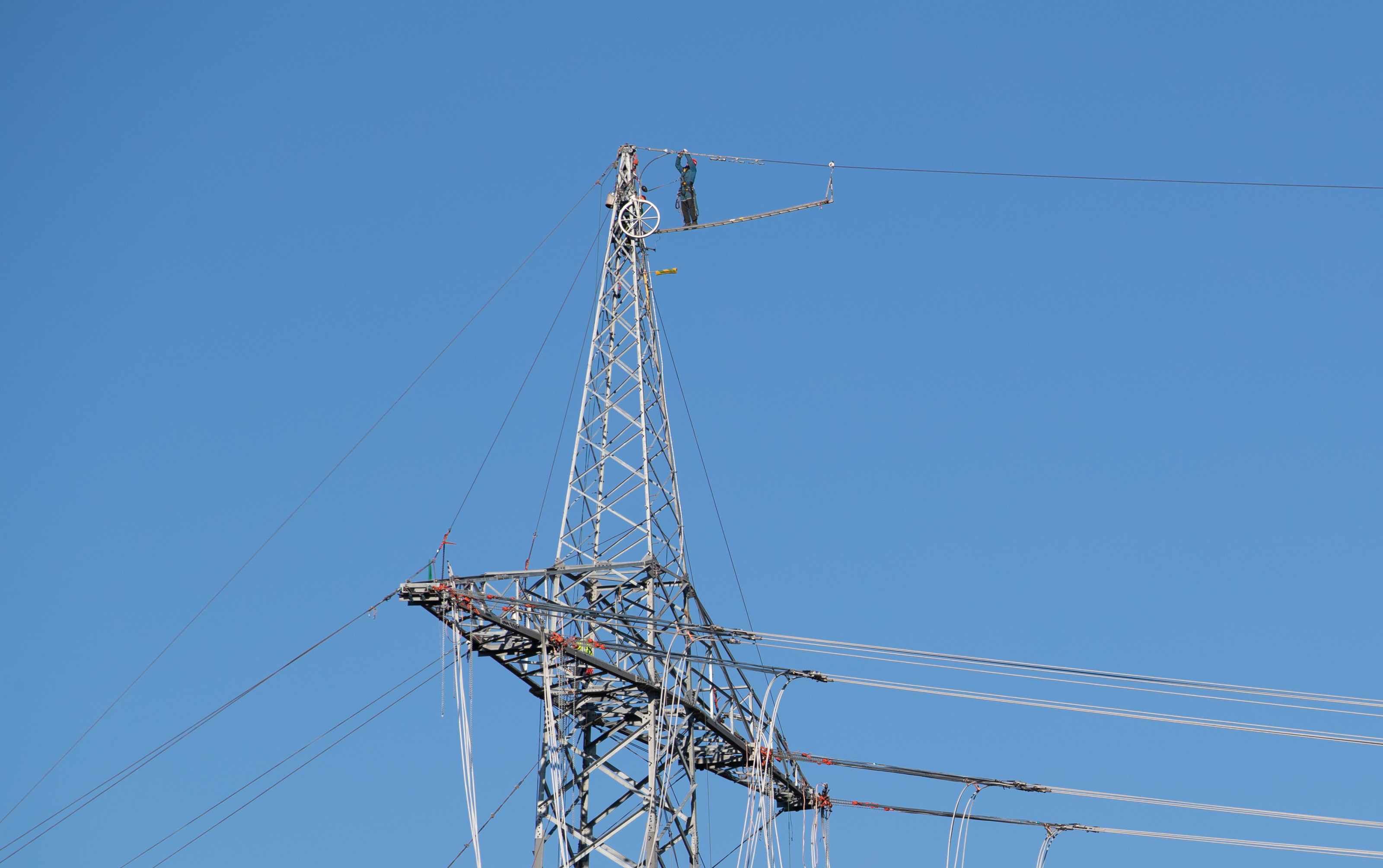 Херсонские энергетики устранили порывы нескольких линий электропередач