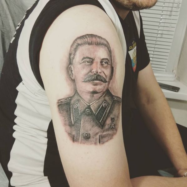 Россияне раскритиковали необычную татуировку школьника.