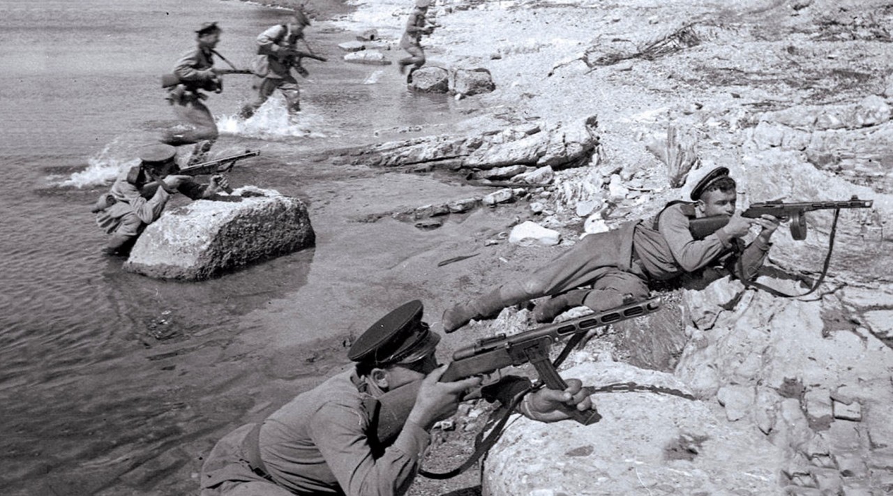 Плацдарм синоним. Новороссийск малая земля 1943. Десант малая земля 1943. Высадка десанта на малую землю в Новороссийске. Высадка десанта в Новороссийске 1943.