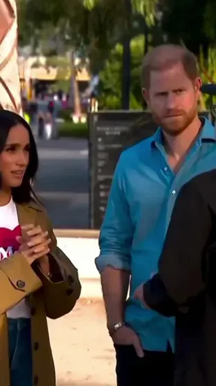 Меган Маркл опубликовала видео из поездки в Австралию, за которую их с принцем Гарри раскритиковали Меган, видео, МарклКадры, Гарри, также, Маркл, поездку, время, больницу, визита, детскую, попытке, Дианы, обвинили, детей, критикуют, тысяч, вызвали, выжившими, назвали