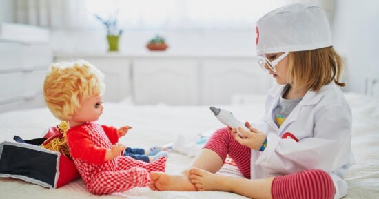 Потерянная женщиной брошь в виде зайчика нашлась внутри 5-летней дочки