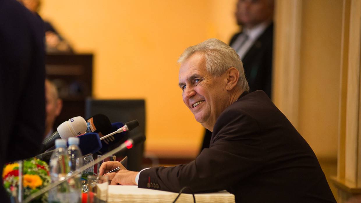 Президент Чехии Земан обвинил евробюрократов в росте цен на свет и газ