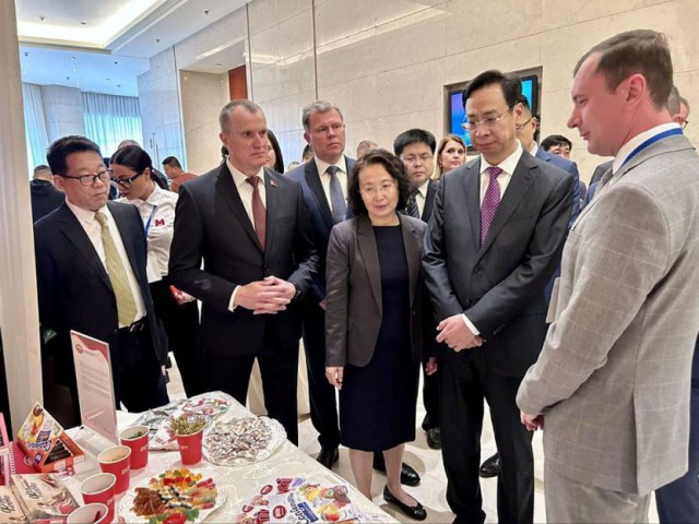 Заместитель мэра г. Тяньцзинь Ян Бин посетил выставку-дегустацию продукции Могилевской области.