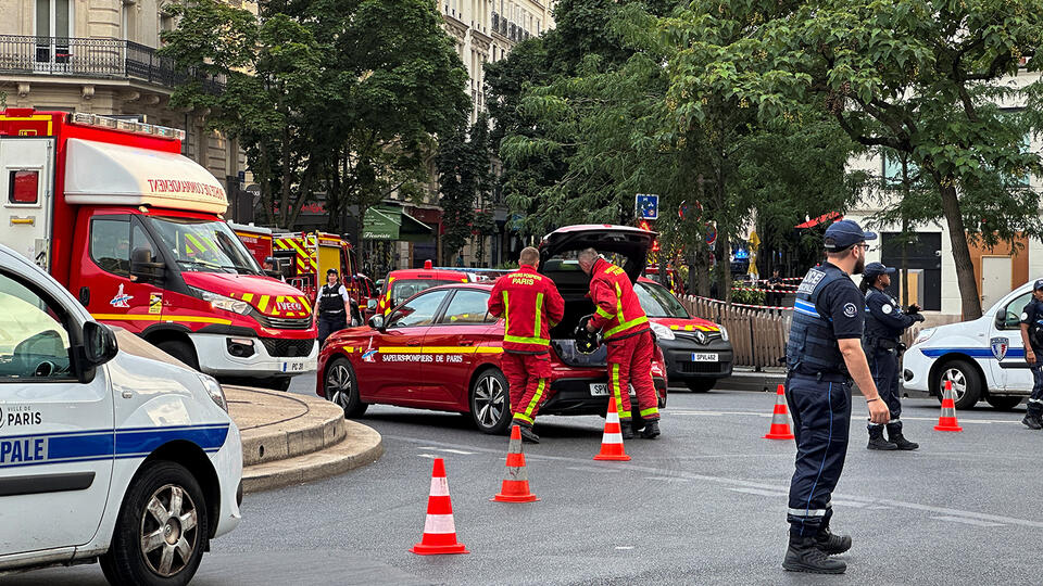 Один человек погиб и шестеро ранены при наезде авто на террасу кафе в Париже