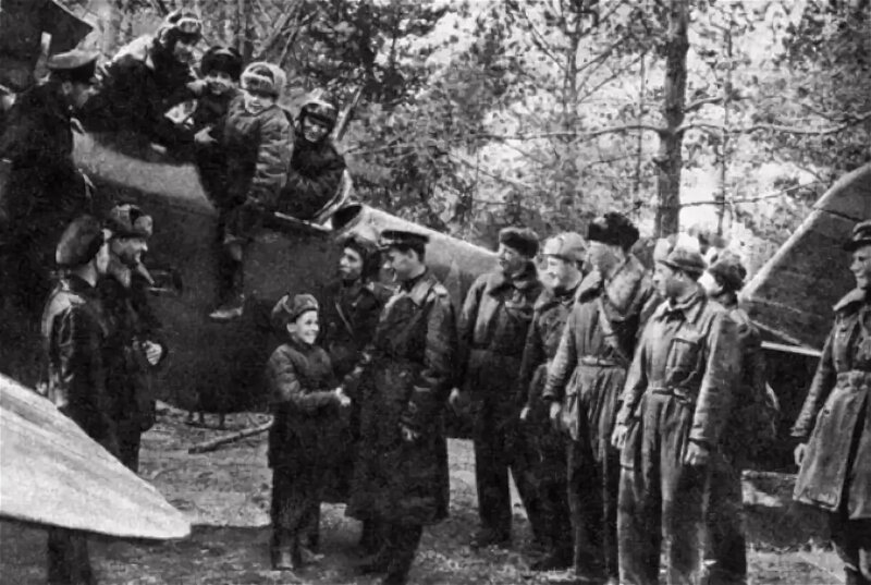 Подвиг пилота Мамкина. Он горел за штурвалом, спасая детей Подвиг пилота Мамкина. Он горел за штурвалом, спасая детей