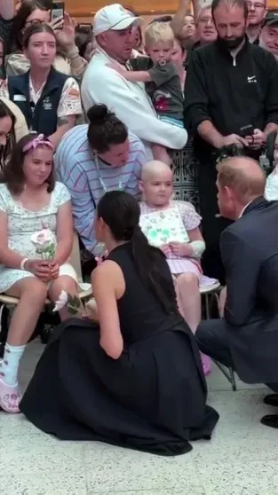 Меган Маркл опубликовала видео из поездки в Австралию, за которую их с принцем Гарри раскритиковали Меган, видео, МарклКадры, Гарри, также, Маркл, поездку, время, больницу, визита, детскую, попытке, Дианы, обвинили, детей, критикуют, тысяч, вызвали, выжившими, назвали