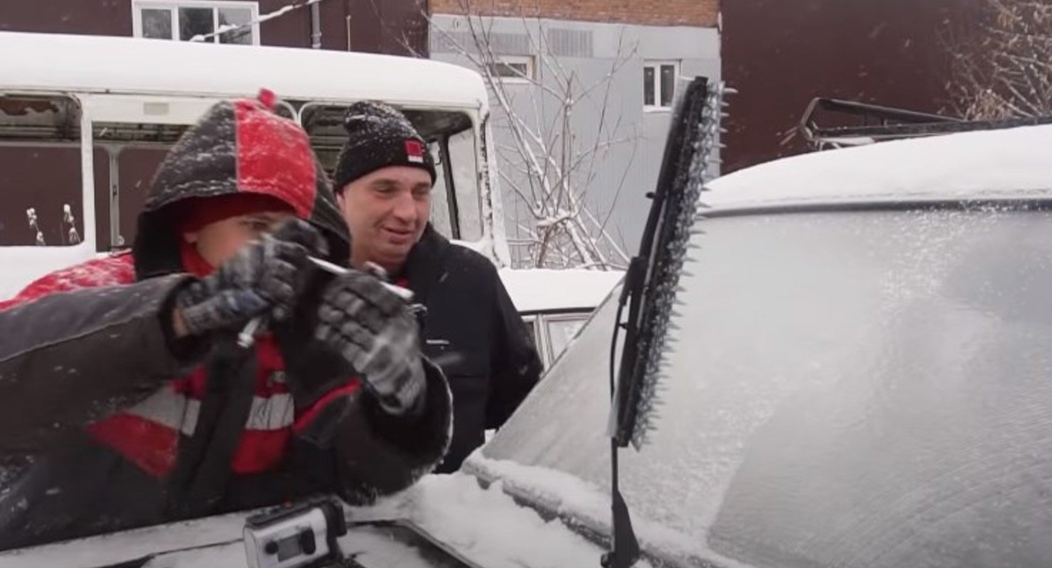 Саморезы, металлическая щетка, кипяток, дворник-пила — смогут ли очистить лобовое стекло?