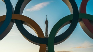 Логотип Олимпийских игр на фоне Эйфелевой башни / Фото: unsplash.com