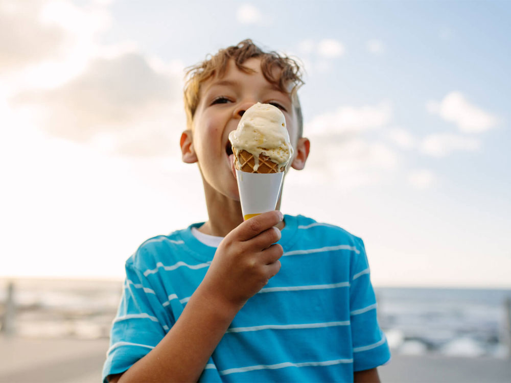 Есть мороженое ночью. Мальчик ест мороженое. Человек мороженое. Мороженое человек в шляпе. Норма потребления мороженого.