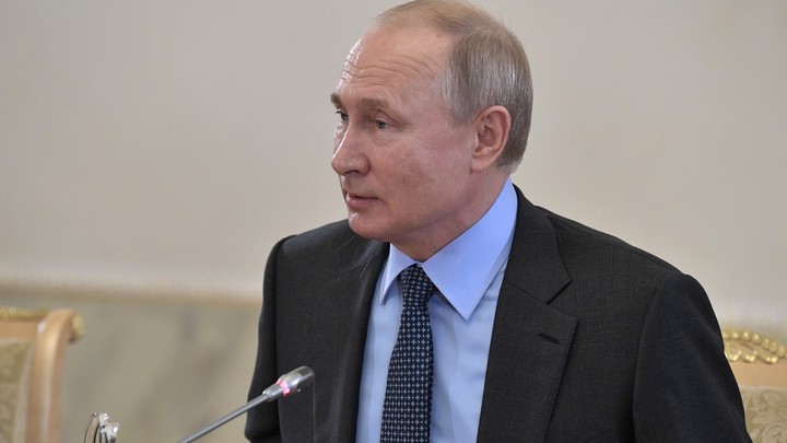 Кому?: В Сети гадают, кому подмигнул Путин на встрече с инвесторами