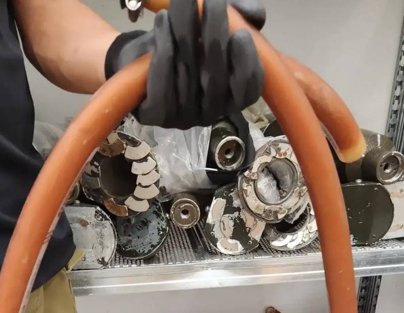 Бежит хамасовец с подарком израильскому танку оружие