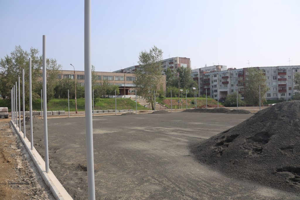 Строительная площадка возле жилых домов и школы