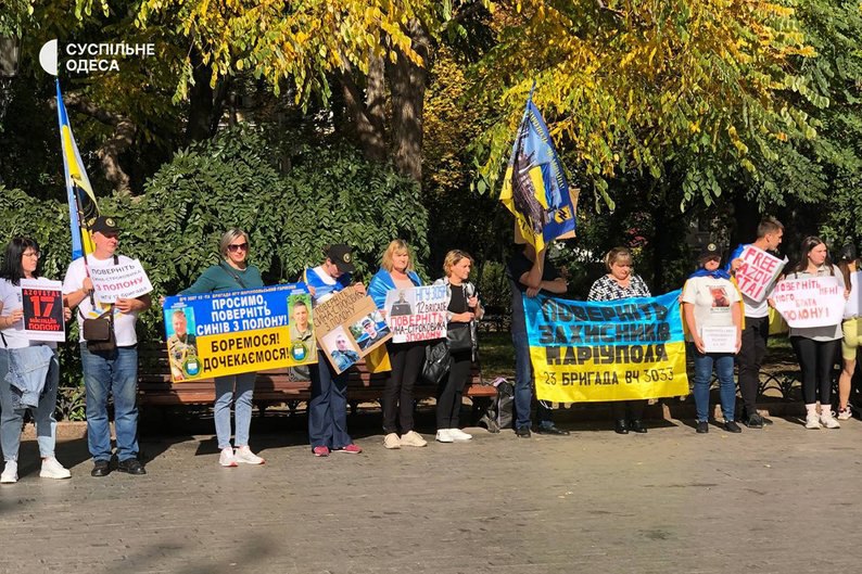 Что родственникам азовцев понадобилось в Одессе? украина