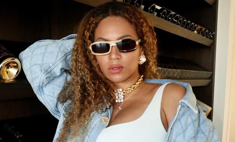 Бейонсе поделилась редкими кадрами с близнецами и дочерью Блу Айви