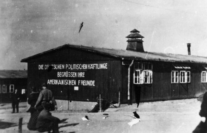 Бухенвальд во время освобождения, надпись на бараке гласит: «Немецкие политзаключённые рады приветствовать своих американских друзей»