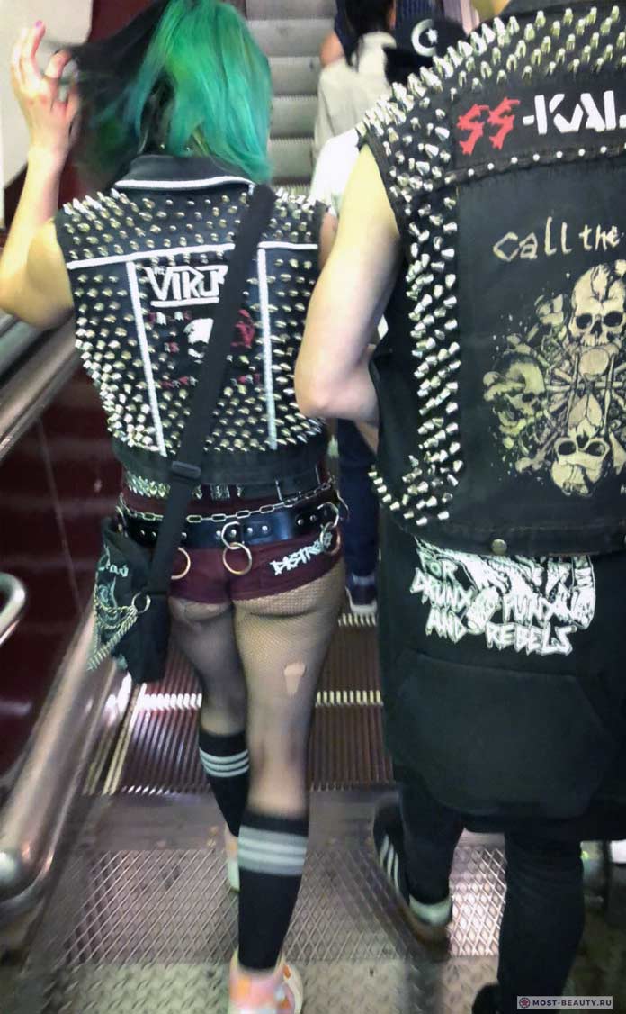 Фотографии женщин в метро: панк