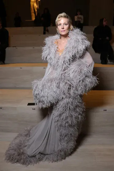 Рената Литвинова в платье с перьями посетила показ Gucci ЛитвиноваРената, Gucci, Литвинова, Рената, своего, показала, посетила, показ, Актриса, кожаной, которую, декольте, блузе, 59летняя, пальто, синем, брошь, позировала, показа, незадолго