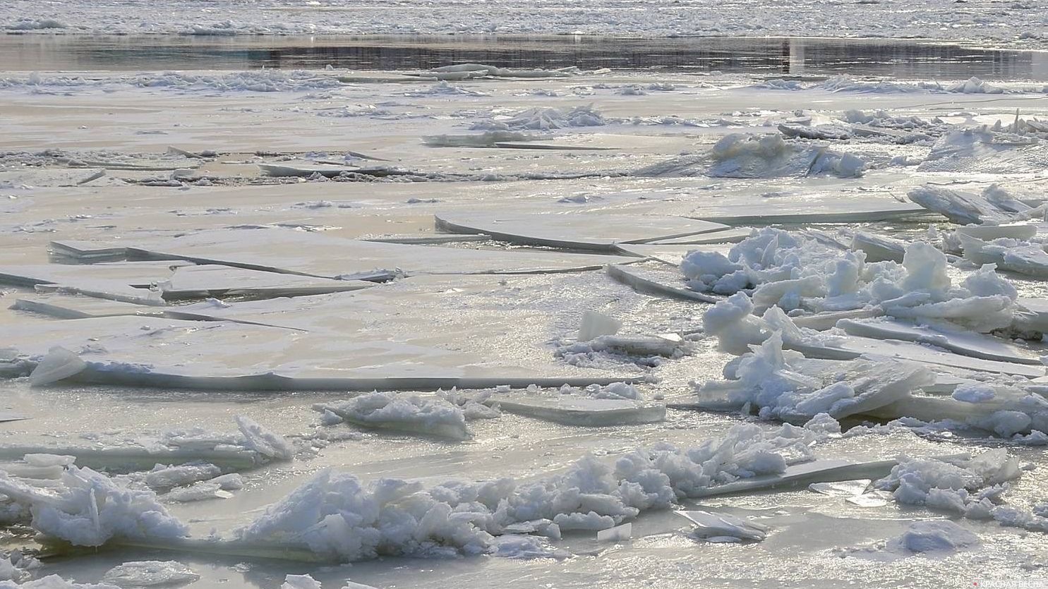 Прочитайте ледоход лед идет вышел на берег. Ледоход на Лене 2022. Ледоход на реке Лена. Ледоход Якутск 2023. Ледоход Якутск.