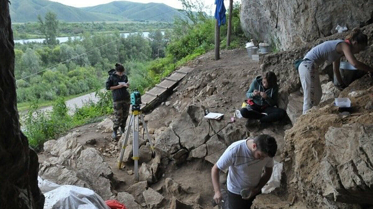 Раскопки в алтайских горах