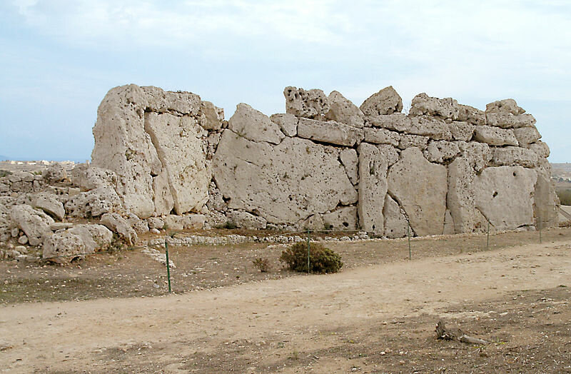 Стены хрома Джгантия сложены из гигантских монолитов (Гоцо, Мальта)