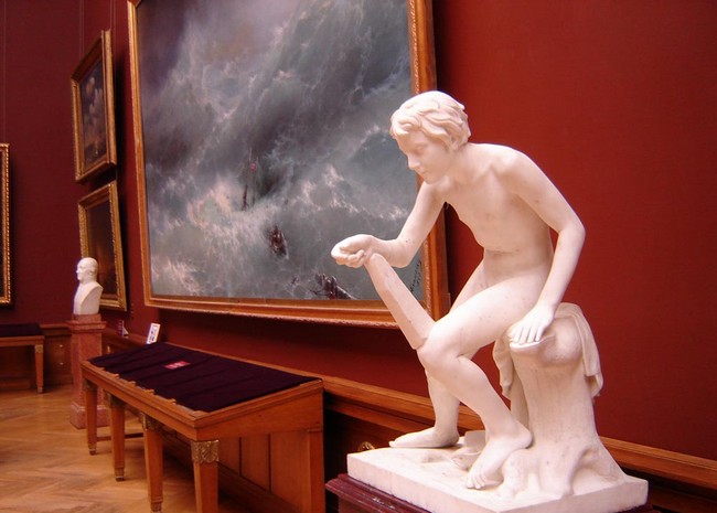 Мальчик в музее