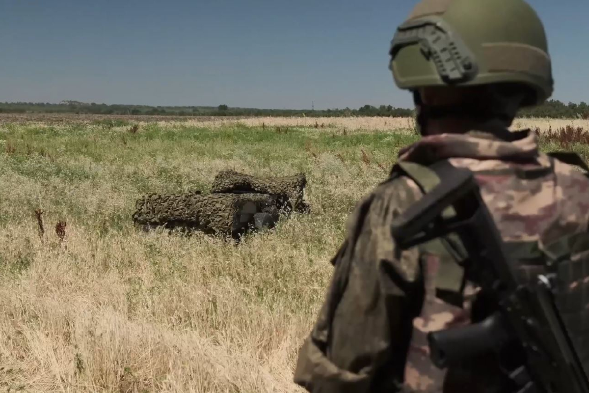 Военнослужащие группировки войск «Центр» провели «фронтовые испытания» новой беспилотной гусеничной платформы для подвоза боеприпасов и продовольствия