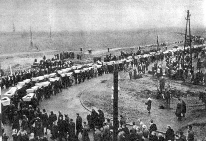 Траурная колонна с гробами с телами погибших во время похорон узников концлагеря Освенцим после освобождения советскими войсками