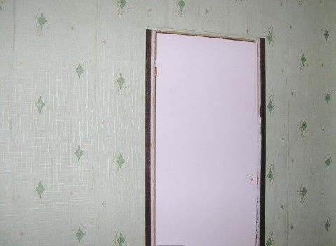 Покраска дверей в светло-бежевый цвет.