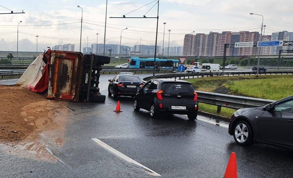 Грузовик с песком перевернулся на КАД в Петербурге Происшествия