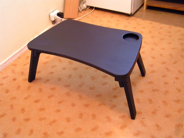 Компактный и удобный деревянный столик для ноутбука Компактный и удобный деревянный столик для ноутбука самоделкин