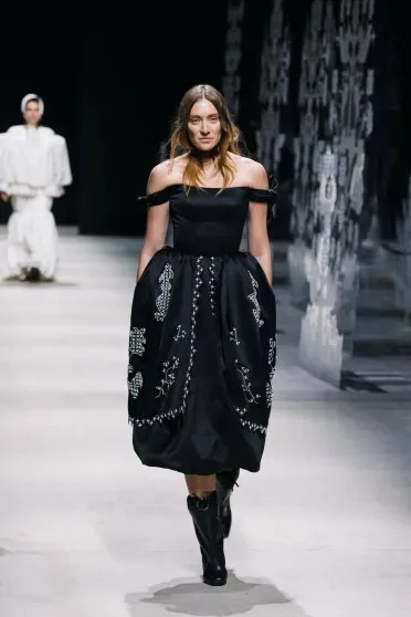 Александр Рогов, Эвелина Хромченко, Юлия Барановская и Мария Миногарова на показе Алёны Ахмадуллиной Alena, Akhmadullina, весналето, 2026Показ, показе, Миногарова, 2026Мария, 2026Миша, Рогов, посетили, Приданое, Ахмадуллина, коллекции, новой, показ, памяти, красоте, вещей, которые, невестыКоллекция