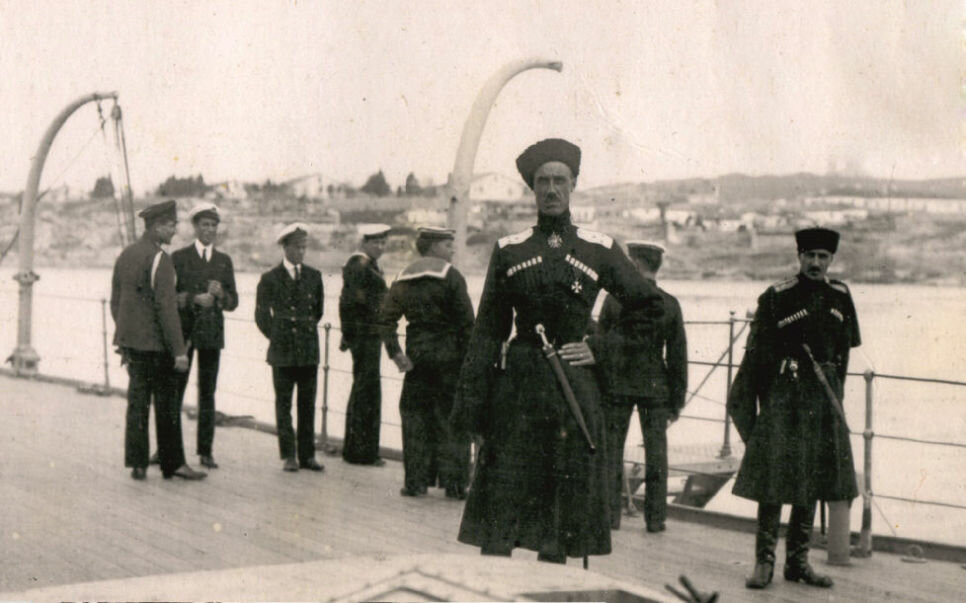барон Врангель на корабле союзников в Крыму