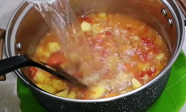 Узбекская чучвара получается вкуснее солянки и пельменей вместе взятых. Показываем как сделать бульон и сочную начинку добавить, тесто, начинки, минут, перец, мелко, пельмени, Добавить, теста, Подготовка, нарезать, бульон, кинзу, более, бульона, репчатого, кинза, пельменей, помидор, течение