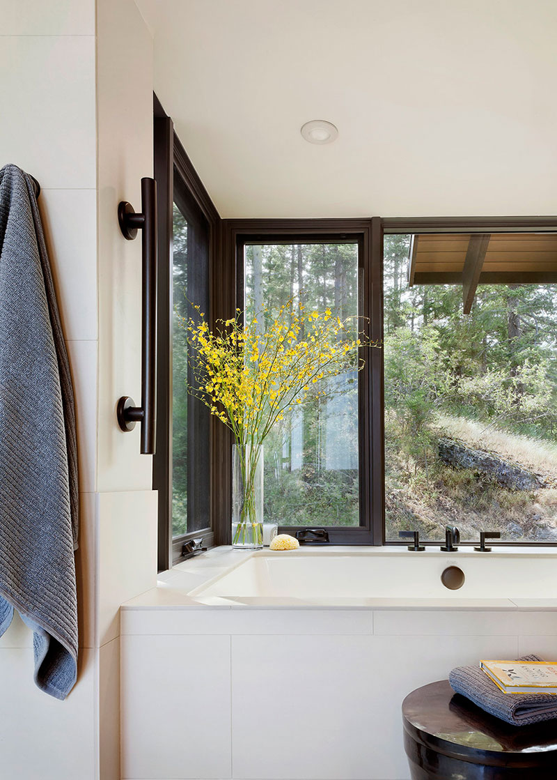 Собственный причал и ванная с видом на лес: загородный дом в США дом в лесу