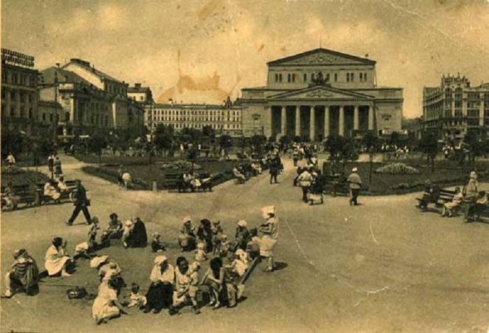 Песочница перед Большим театром в 1930 году. Песочница перед Большим театром в 1930 году.