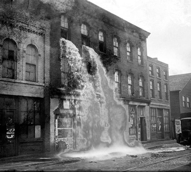 Незаконный алкоголь выливается во время запрета Детройт 1929 г