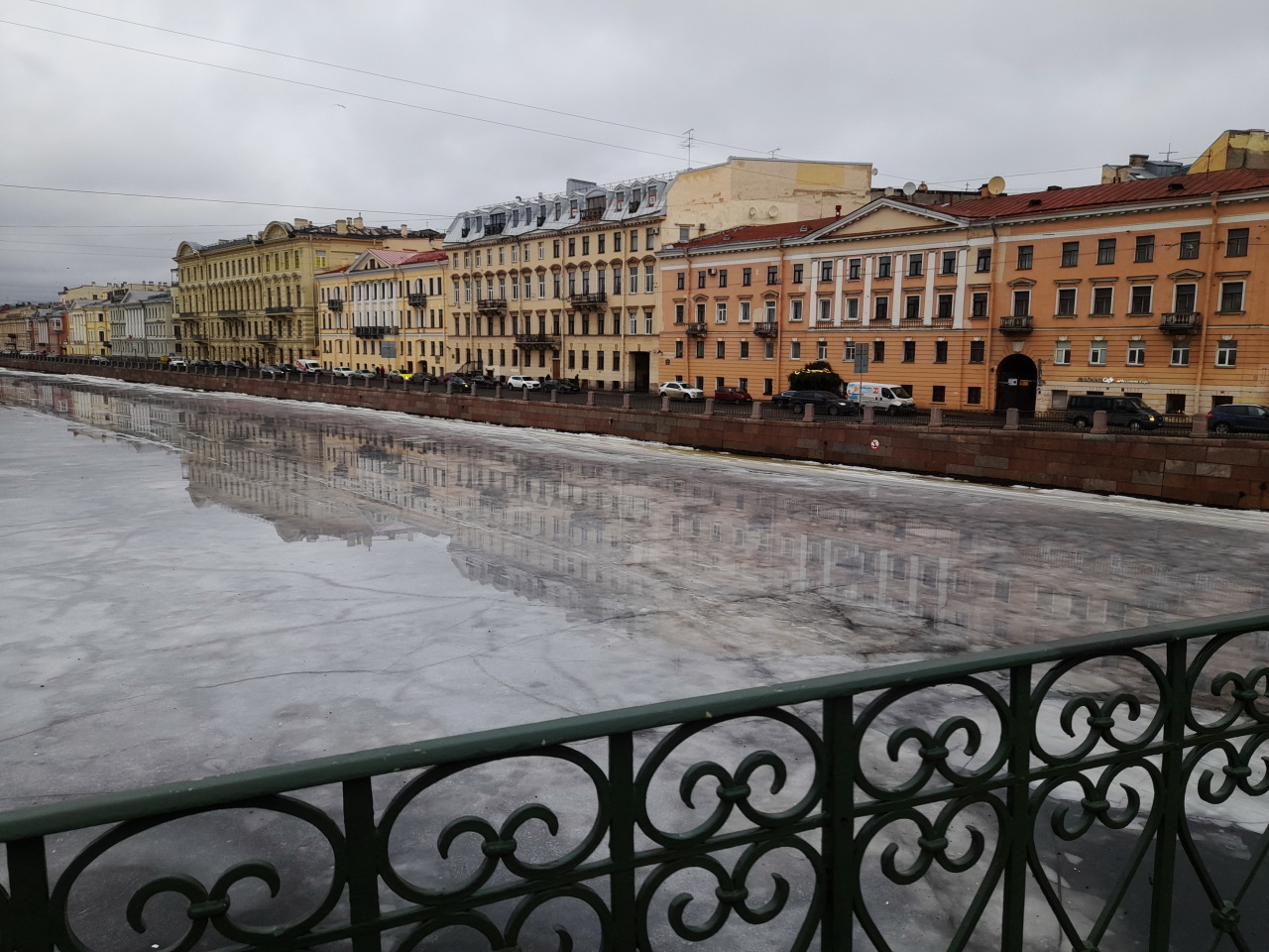 Танцы на льду закончились ЧП. Два фигуриста едва не утонули в Петербурге